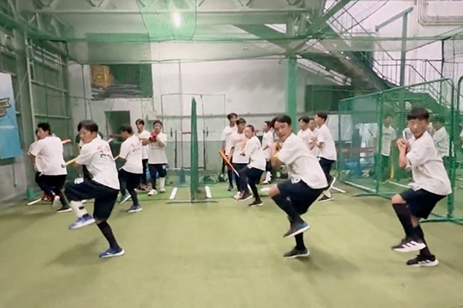 技術練習前に時間をかけて動作づくりを行う【写真：編集部】