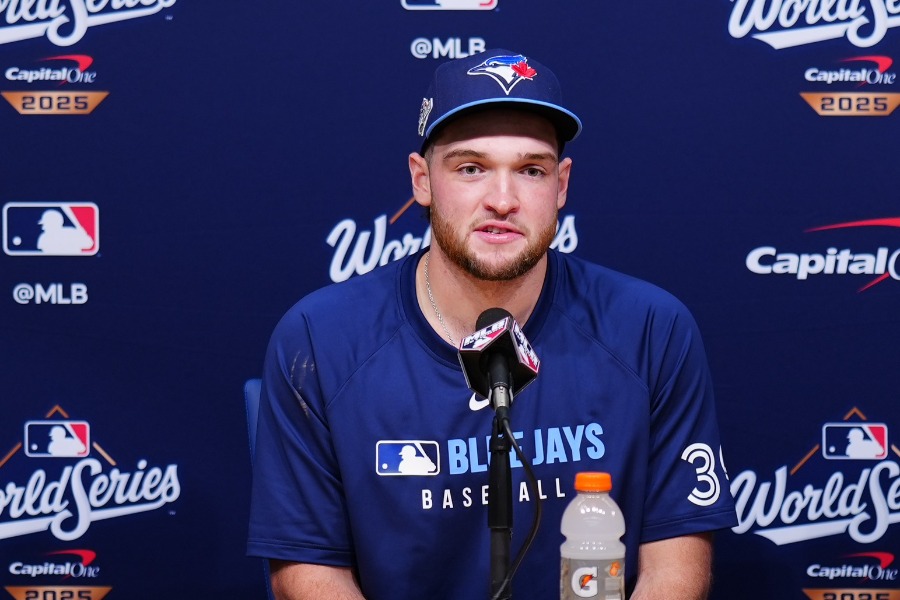 試合後取材に応じたBジェイズのトレイ・イェサベージ【写真：荒川祐史】