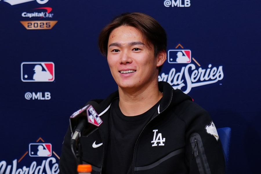 会見で質問に答えるドジャース・山本由伸【写真：荒川祐史】