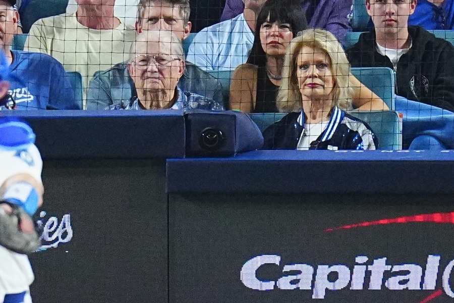 WS第5戦を観戦したメアリー・ハートさん夫妻【写真：荒川祐史】