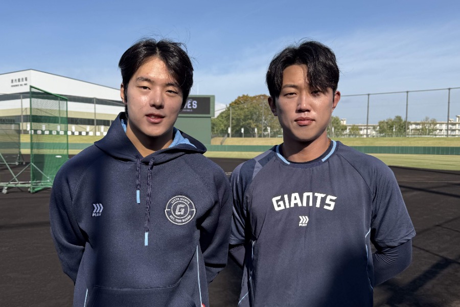 秋季キャンプに参加する「ロッテ・ジャイアンツ」のハン・テヤン（左）と、チョン・ミンジェ【写真：球団提供】