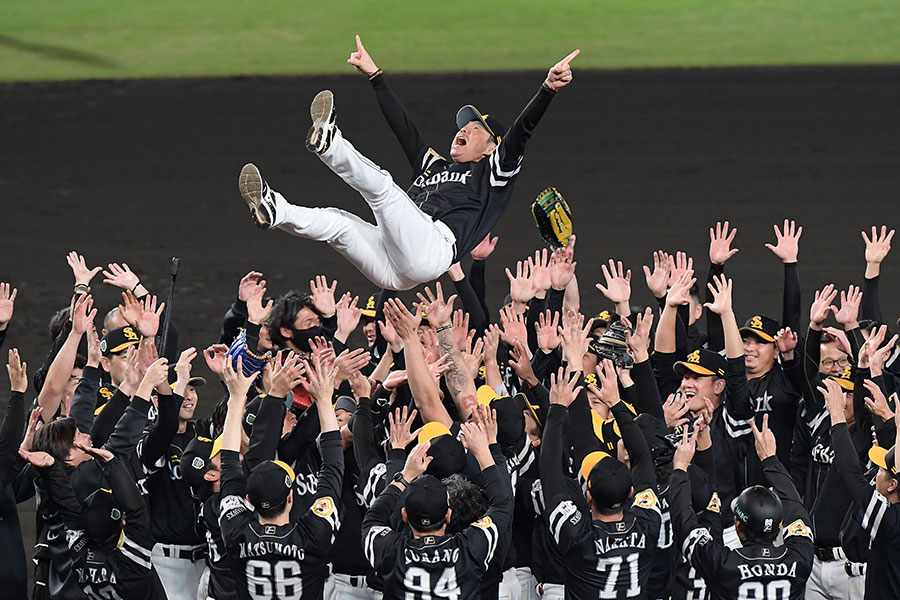 ナインに胴上げされるソフトバンク・小久保裕紀監督【写真提供：産経新聞社】