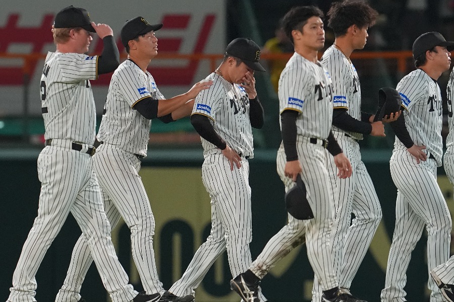 試合後、涙を流す阪神・石井大智（中央）【写真提供：産経新聞社】