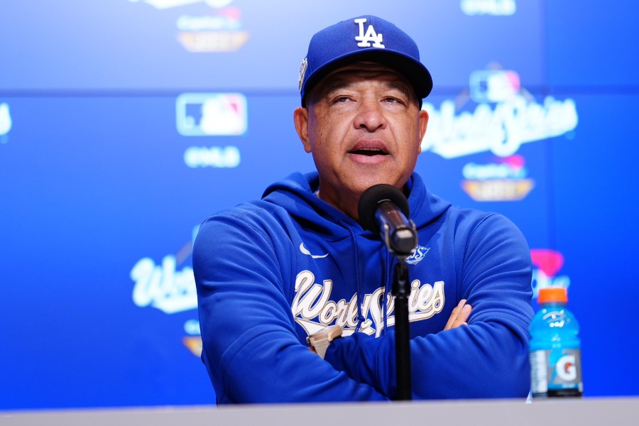 会見で質問に答えるドジャースのデーブ・ロバーツ監督【写真:荒川祐史】
