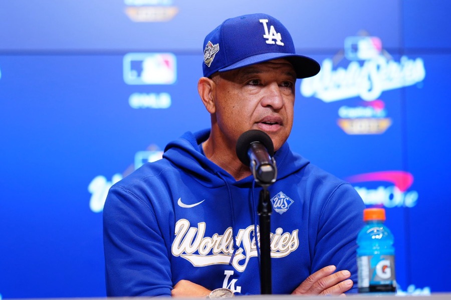 会見で質問に答えるドジャースのデーブ・ロバーツ監督【写真：荒川祐史】