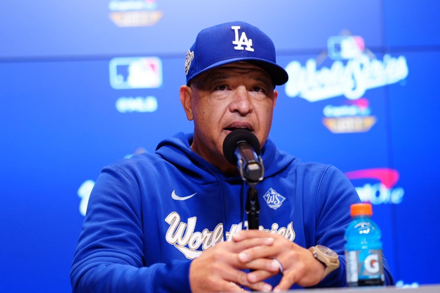 会見で質問に答えるドジャースのデーブ・ロバーツ監督【写真:荒川祐史】