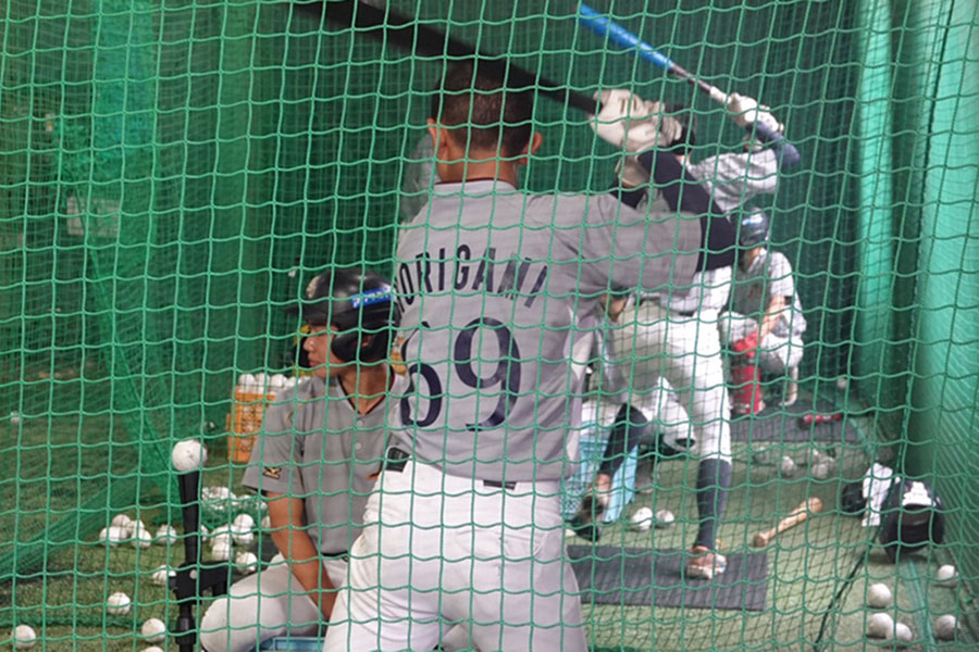 屋内で打ち込む愛知尾州ボーイズの選手たち【写真：木村竜也】