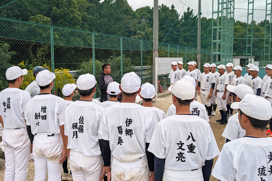 竹脇監督の話に耳を傾ける東海中央ボーイズナイン【写真：尾辻剛】