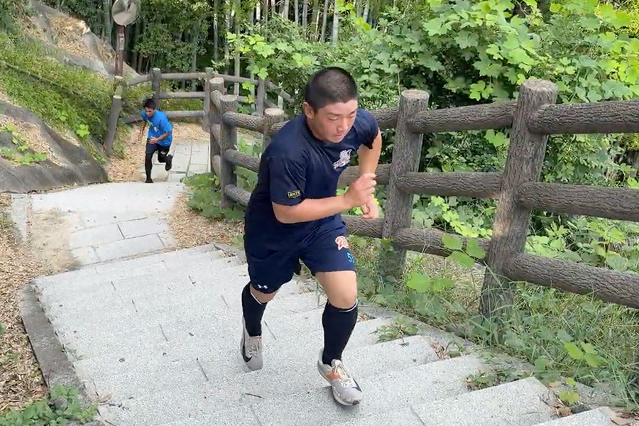 階段ダッシュをする東海中央ボーイズの選手たち【写真：編集部】