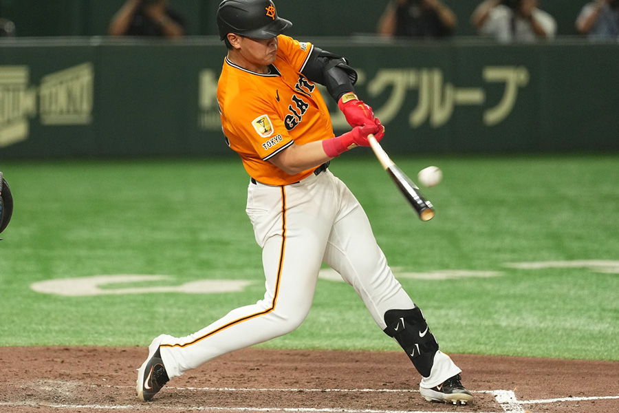巨人・岡本和真のバッティング【写真：小林靖】