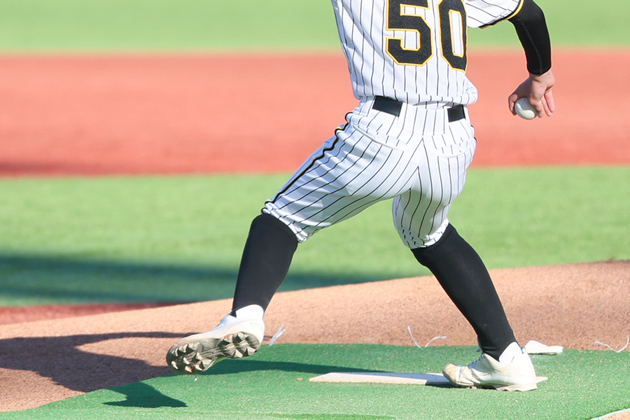 投球方向への正しい体重移動を覚えさせる方法は（写真はイメージ）