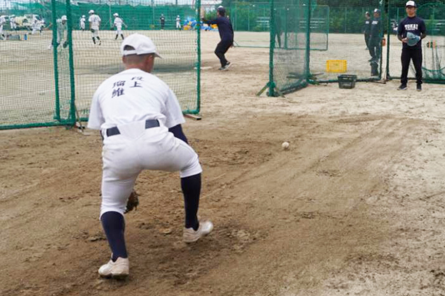 東海中央ボーイズのゴロ捕球練習の様子【写真：尾辻剛】