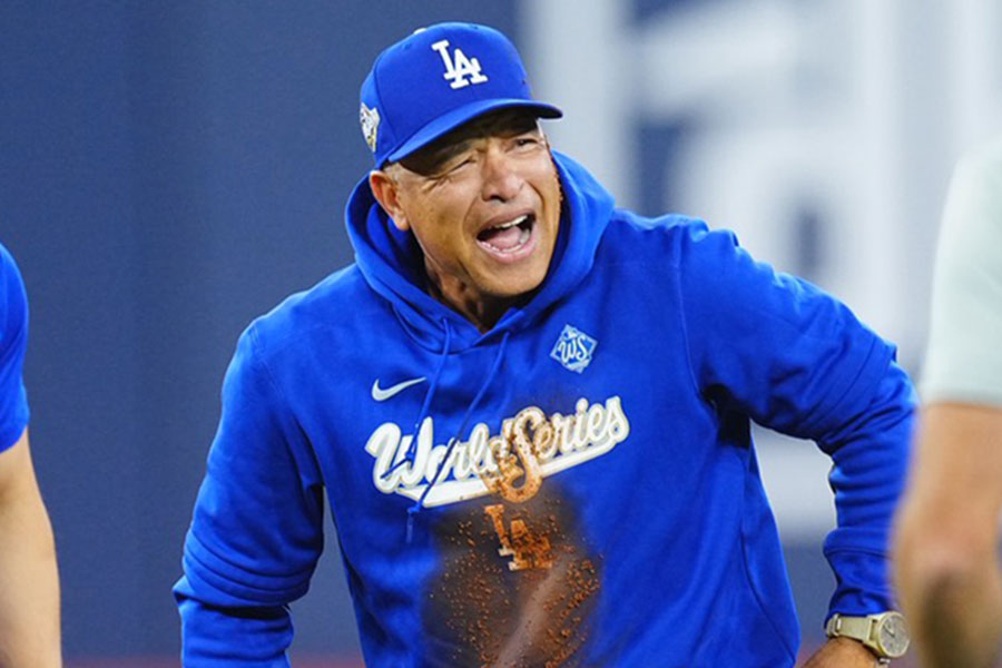 試合前日の練習に参加したドジャースのデーブ・ロバーツ監督【写真：荒川祐史】