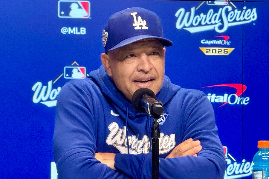 試合前、取材に対応したドジャースのデーブ・ロバーツ監督【写真：小谷真弥】