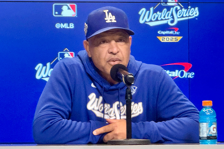 試合前、取材に対応したドジャースのデーブ・ロバーツ監督【写真:小谷真弥】