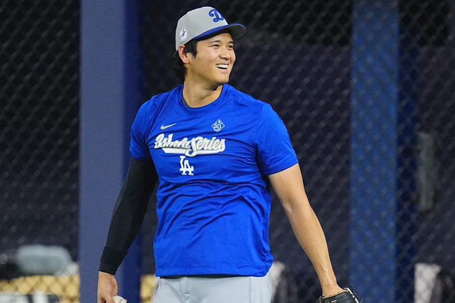 試合前、グラウンドで練習を行うドジャース・大谷翔平【写真：荒川祐史】