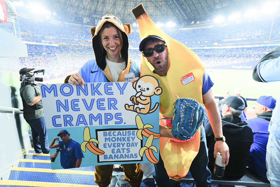 川崎宗則の言葉を紹介するボードを掲げるブルージェイズファン【写真：荒川祐史】