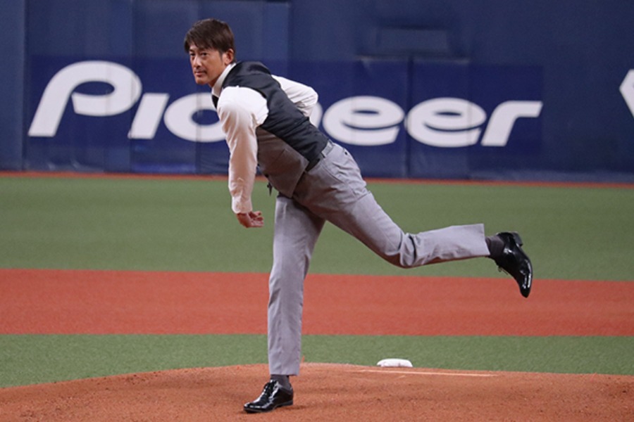 始球式に登板した能見篤史氏【写真提供：日本野球連盟】
