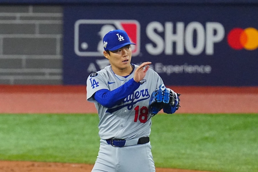 ブルージェイズ戦で力投するドジャース・山本由伸【写真:荒川祐史】