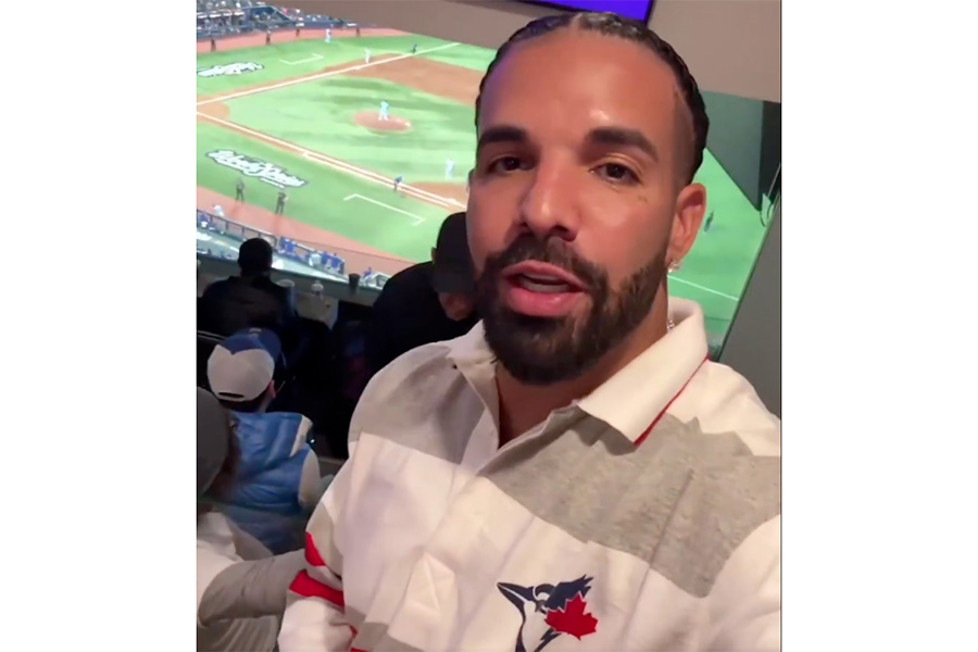 試合を観戦するラッパーのドレイク【写真：MLB公式Xより（投稿をスクリーンショット）】