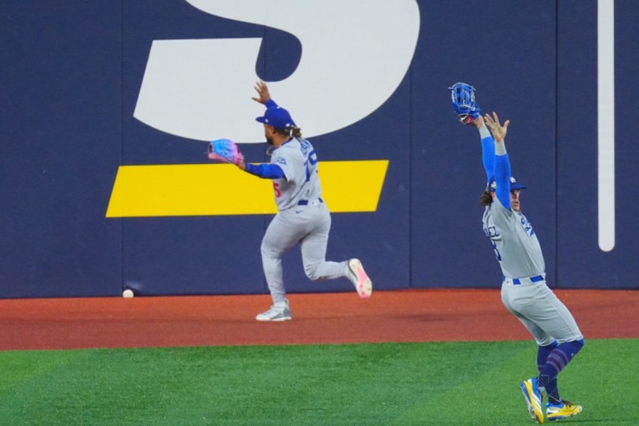 フェンスにボールが挟まったことをアピールするドジャースナイン【写真：荒川祐史】