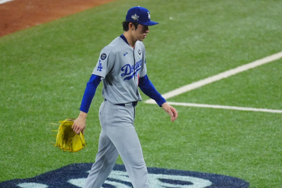 マウンドから降りるドジャース・佐々木朗希【写真:荒川祐史】