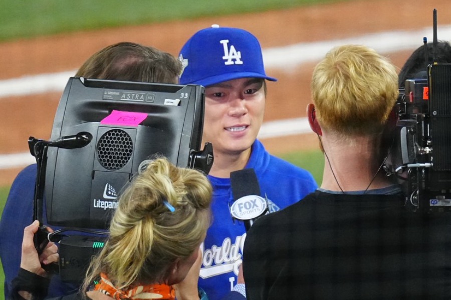 試合後取材を受けるドジャース・山本由伸【写真：荒川祐史】