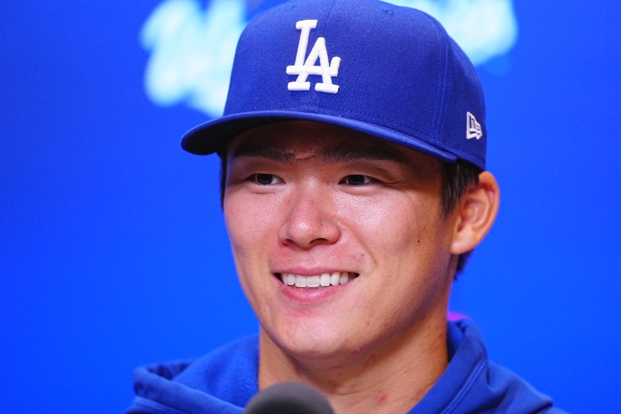 試合後、取材に応じるドジャース・山本由伸【写真：荒川祐史】