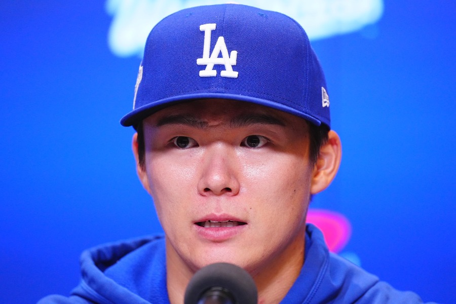 試合後、会見で質問に答えるドジャース・山本由伸【写真：荒川祐史】
