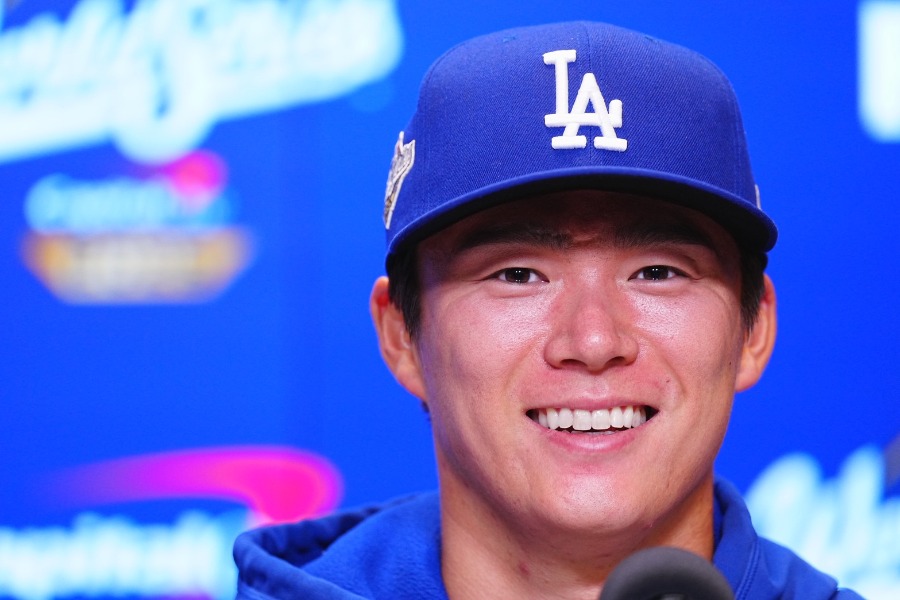 試合後、取材に応じるドジャース・山本由伸【写真：荒川祐史】