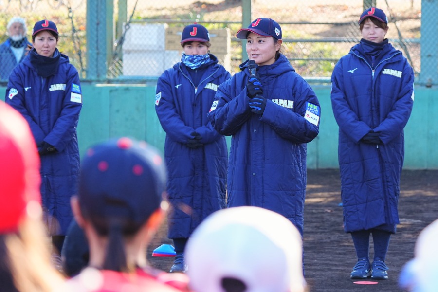 野球教室で選手たちに話をする中島梨紗監督（中央）【写真：主催者提供】