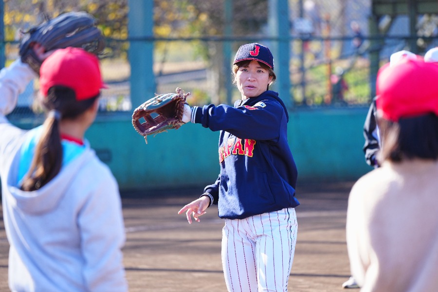 子どもたちに指導する只埜榛奈さん【写真：編集部】