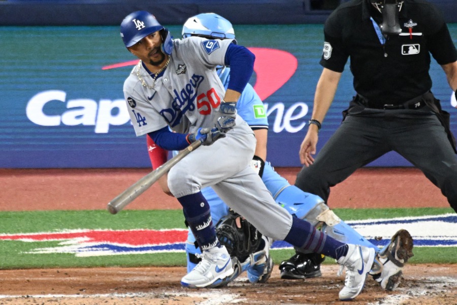 ブルージェイズ戦で適時打を放ったドジャースのムーキー・ベッツ【写真：ロイター】