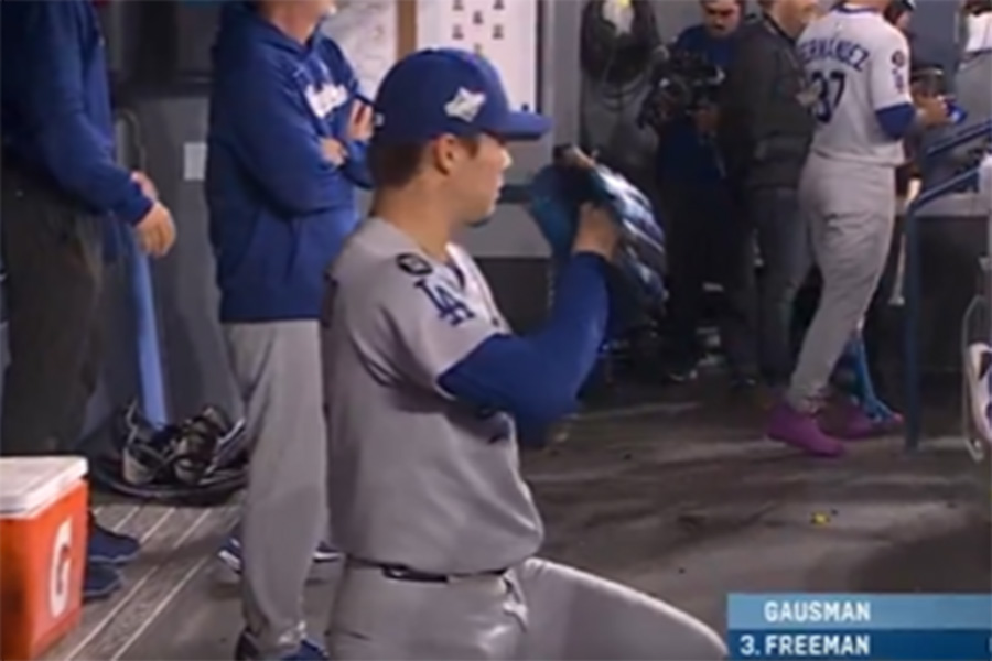 ベンチで準備に余念がねい山本由伸【画像はMLB公式Xからスクリーンショット】