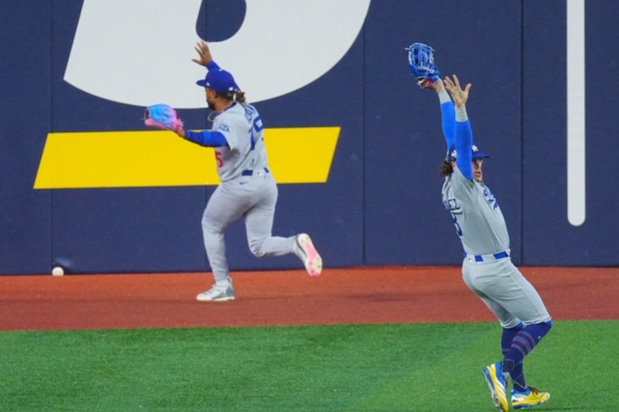 審判にアピールするドジャースのエンリケ・ヘルナンデス（右）【写真：荒川祐史】