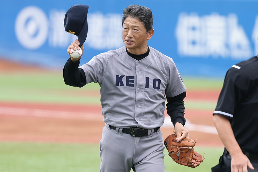 始球式を務めた慶大OB・志村亮さん【写真：加治屋友輝】