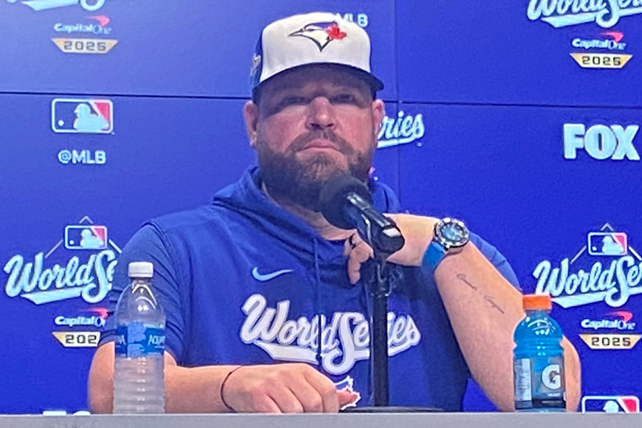 試合前、取材に応じたブルージェイズのジョン・シュナイダー監督【写真：真柴健】