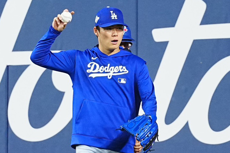 試合前にキャッチボールを行うドジャース・山本由伸【写真：荒川祐史】