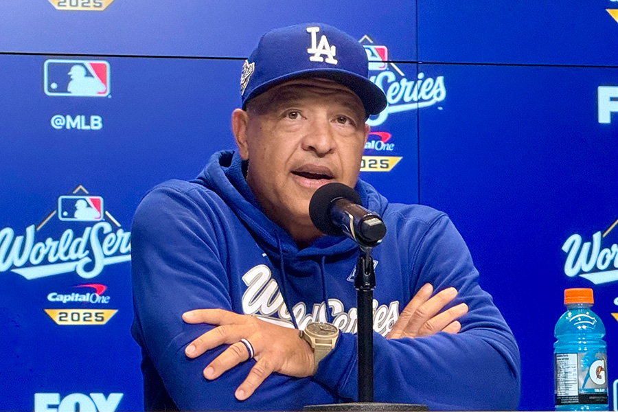 試合前に会見を行ったドジャースのデーブ・ロバーツ監督【写真：小谷真弥】