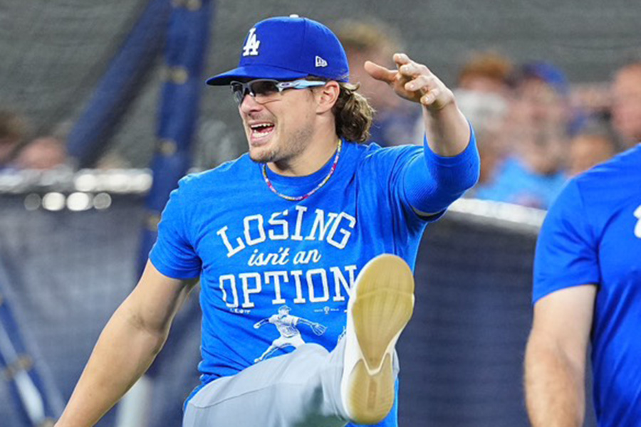 試合前に練習を行うドジャースのエンリケ・ヘルナンデス【写真：荒川祐史】