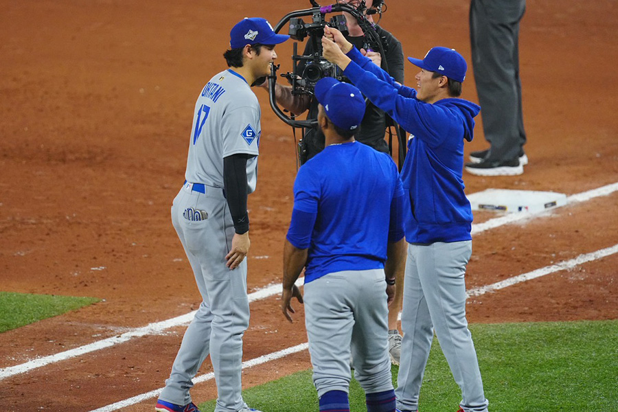 試合後、大谷翔平（左）にタスキをかける仕草をする山本由伸【写真：荒川祐史】