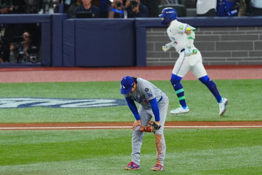 ビシェットに3ランを許し、ガックリとうなだれるドジャース・大谷翔平【写真:荒川祐史】