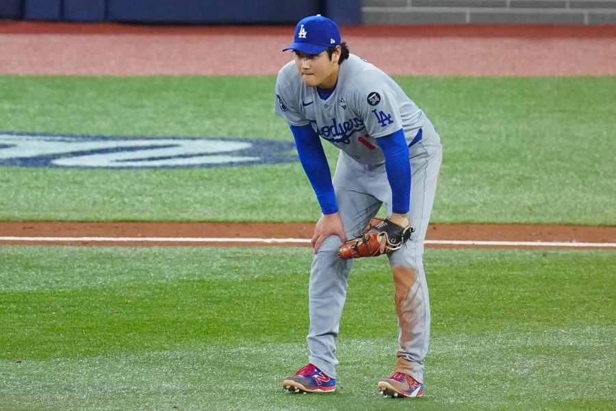 ビシェットに3ランを許し、ガックリとうなだれるドジャース・大谷翔平【写真：荒川祐史】