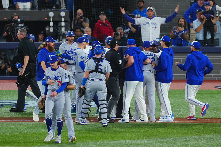 両軍選手が飛び出す乱闘騒ぎが起きた【写真:荒川祐史】