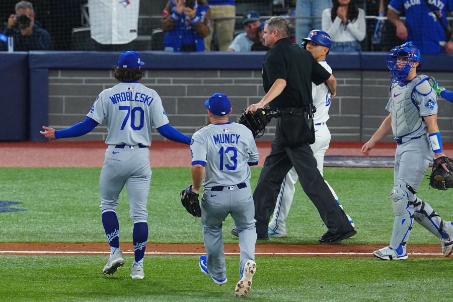 死球を当てたドジャースのジャスティン・ロブレスキー【写真：荒川祐史】