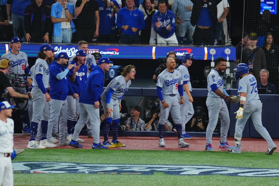 ドジャースのミゲル・ロハスを迎えるナイン【写真：荒川祐史】