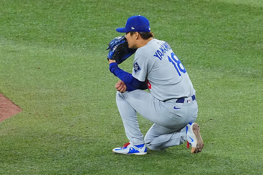 9回、中堅への大飛球の行方を見守るドジャース・山本由伸【写真：荒川祐史】