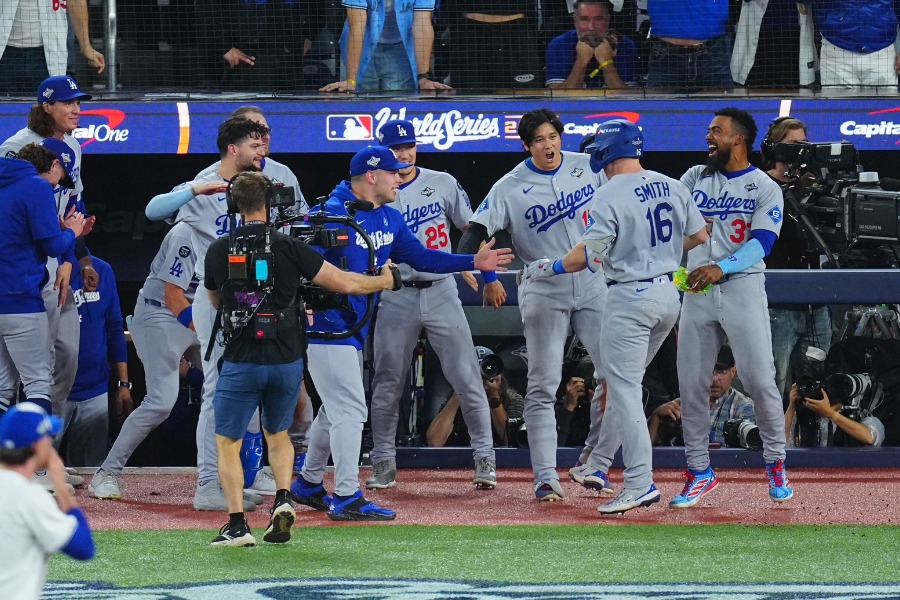ウィル・スミスの本塁打に喜ぶドジャースナイン【写真：荒川祐史】