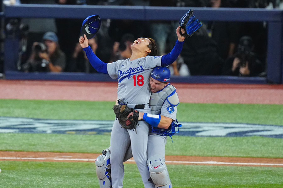 優勝が決まり天を見上げるドジャース・山本由伸【写真：荒川祐史】