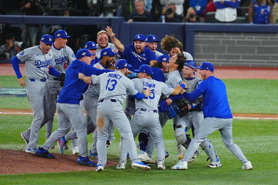 WS連覇を成し遂げたドジャースナイン【写真：荒川祐史】